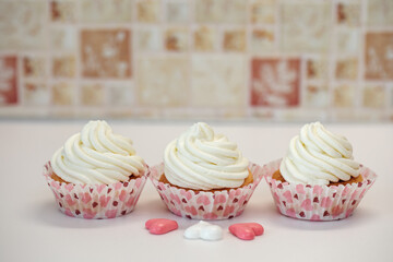 Homemade muffins for Valentine's Day. Photo 3: ready-made dessert with cream.