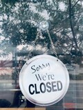 Fototapeta Młodzieżowe - Vintage closed sign in shop window