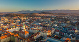 Fototapeta Miasto - Jelenia Góra - miasto z widokiem na Karkonosze