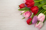 Fototapeta Tulipany - Tulpen auf Holzhintergund