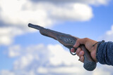 Fototapeta  - Zabytkowy pistolet skierowany ku niebu.