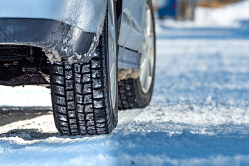 積雪路を走る車 スタッドレスタイヤのイメージ / 北海道札幌市