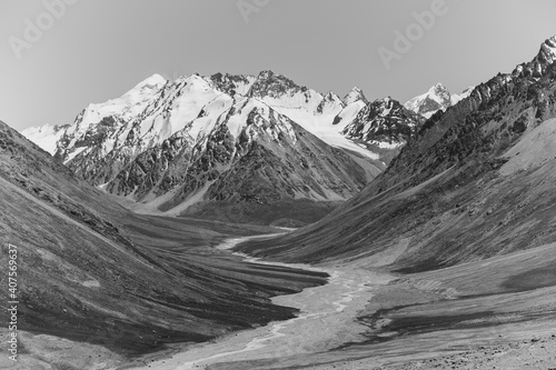 Plakaty Himalaje  dolina-z-osniezonymi-szczytami-gorskimi-w-xinjiang-w-chinach