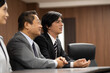 © polkadot - 会議するビジネスマン