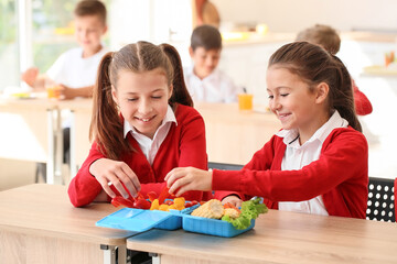 Canvas Print - Pupils having healthy lunch in classroom