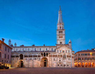 Fototapete - Modena, Italy. View of Cathedral with Ghirlandina tower located on Piazza Grande at dusk