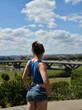 frau schaut über brücke elbtal waldschlösschenbrücke dresden elbe natur sommer