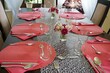 Stół z różowymi podkładkami