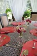 Nakrycie stołu z bukietem kosmosów i różowymi podkładkami