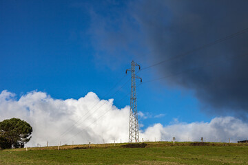 Sticker - Allassac (Corrèze, France) - Pylône électrique entouré par les nuages