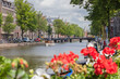 Holland Niederlande Kanal Grachten Brücke rote Blumen Geranien