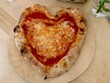 Valentinstag Pizza in Herzform Essen