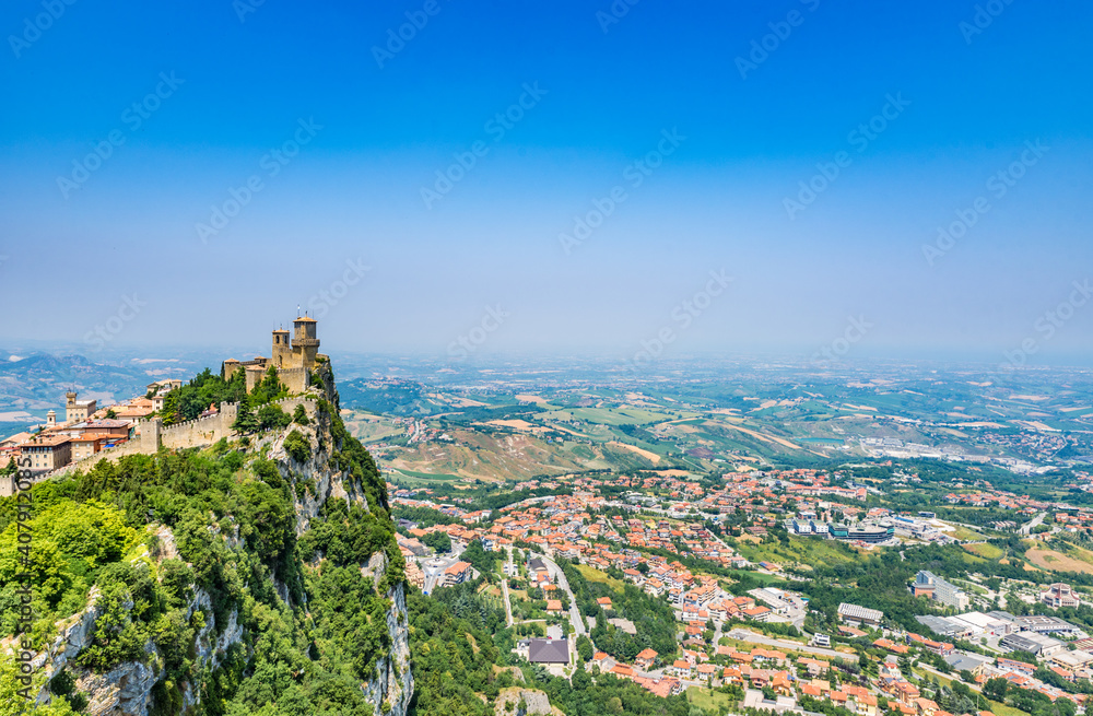 Obraz na płótnie Beautiful panoramic view of  San Marino with the Guaita tower on the peak of Monte Titano w salonie
