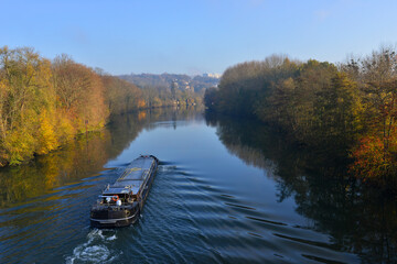 Wall Mural - Péniche sur l'Oise au soleil d'Hiver le long des étangs de Cergy (95000), département du Val-d'Oise en région Île-de-France, France