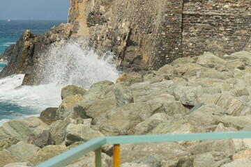 Canvas Print - Le onde del Mar Ligure s'infrangono sugli scogli a Nervi, Genova, Liguria, Italia.