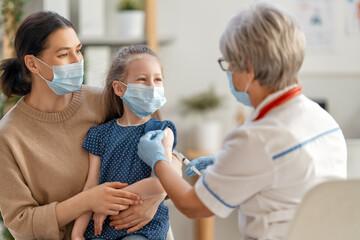 Canvas Print - Doctor vaccinating child