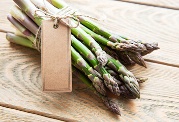 Wall Mural - Fresh green asparagus with empty tag