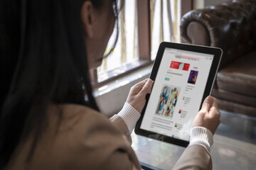 Closeup businesswoman reading news fashion or articles on website on the screen in smart taplet , internet networking concept