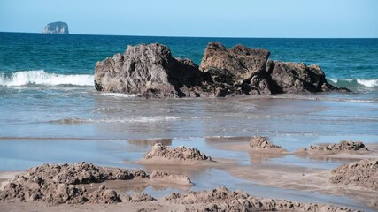 Canvas Print - Hot Water Beach, New Zealand. Waves crushing on the rocks. Slow motion