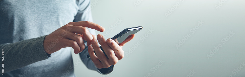 man hand holding smart phone - obrazy, fototapety, plakaty 