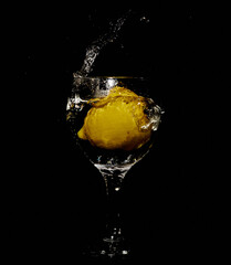 Sticker - Vertical shot of a glass of water with lemon and splashes on an isolated background