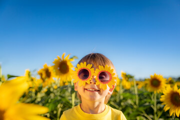 Canvas Print - Happy child playing outdoor in spring field