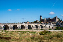 Le Pont Sur La Loire à Gien Loire Août 2020. Au Fond Le Château-musée De Gien