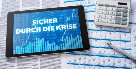 Poster - Tablet mit Finanzunterlagen - Sicher durch die Krise