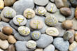 Christliche Symbole auf Steine gemalt. 