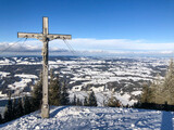 Fototapeta Tęcza - Winterwandern auf das Immenstädter Horn Gipfelkreuz Panorama Allgäu