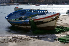 Relitto Di Una Vecchia Barca Sulla Panchina Del Molo. Bari, Sud Europa