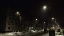 Intersectie Luminata Cu Masini în Oraș în Noaptea De Iarnă Cu Zăpadă