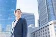 © taka - オフィス街に立つビジネスマン