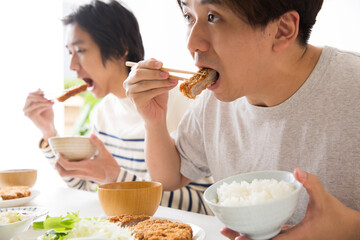 Wall Mural - 食べる　食欲　肉を食う若者