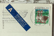 Aufkleber A Prioritaire mit alter Briefmarke aus der Schweiz und Poststempel auf einer Postkarte