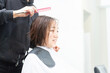 © garage38 - ヘアサロンで髪の毛をカットしてもらう若い女性