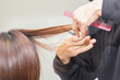 © garage38 - ヘアサロンで髪の毛をカットする美容師の手元