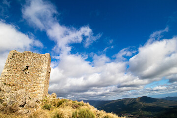 torre antigua con cielo azul con nubes