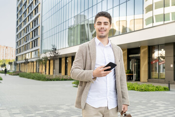 Blogger with phone n the city