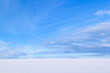 北海道の雪原と青空