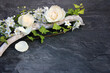 Arrangement mit weißen Rosen Jasmin und Efeu