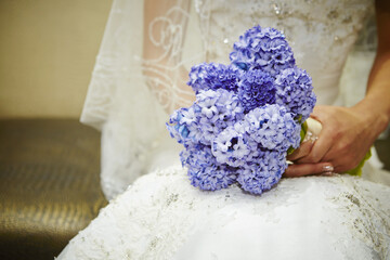 Sticker - Unrecognizable bride wearing a beautiful dress and holding a bouquet of purple flowers