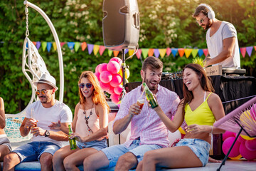 Canvas Print - Friends have pool party