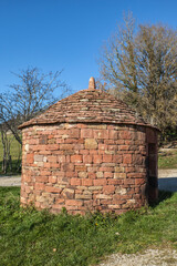 Poster - Collonges la rouge (Corrèze, France) - Cabane pittoresque en pierres sèches