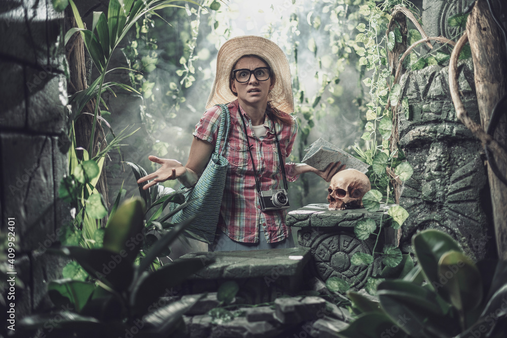 Funny tourist lost in the jungle - obrazy, fototapety, plakaty 