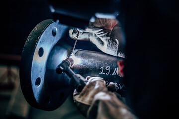 Canvas Print - Worker welding metal in manufacturing plant