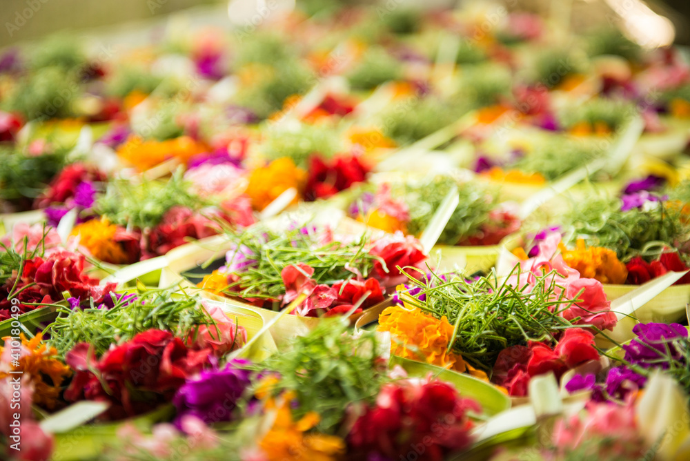 Kolorowe kwiaty w koszyczkach, balijskie ofiary na ceremonie ofiarne - obrazy, fototapety, plakaty 