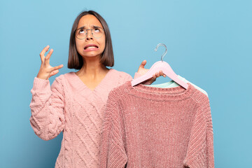 Canvas Print - young hispanic woman screaming with hands up in the air, feeling furious, frustrated, stressed and upset