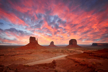 Wall Mural - Beautiful Monument Valley Landscape Showing the Famous Navajo Buttes