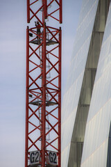 grue sur un site de travaux en construction